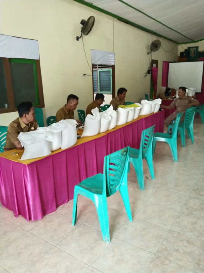 WARGA PEKON LUGUSARI BERSENYUM MANIS TERIMA  BANTUAN PANGAN